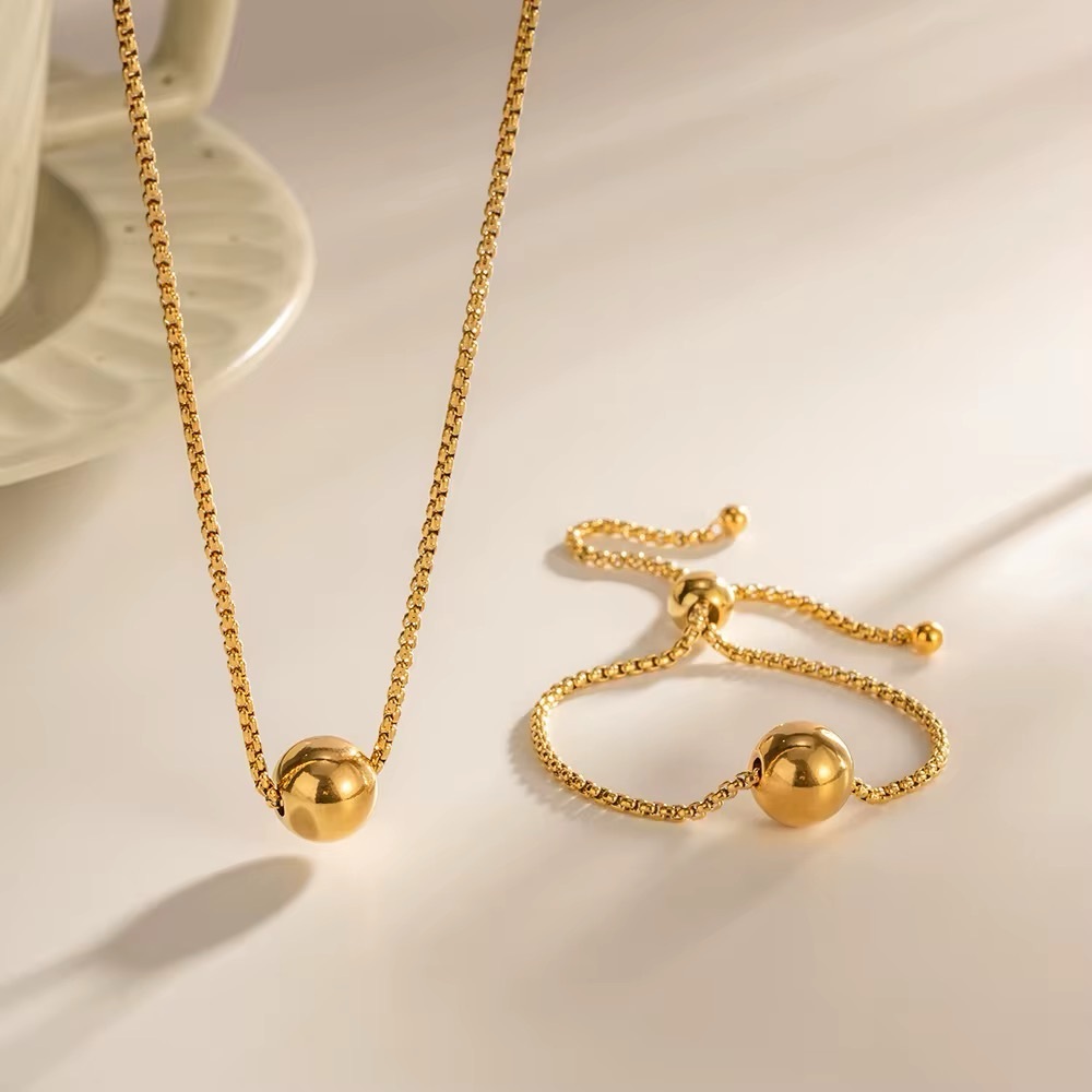 Elegant Gold Necklace and Bracelet Set